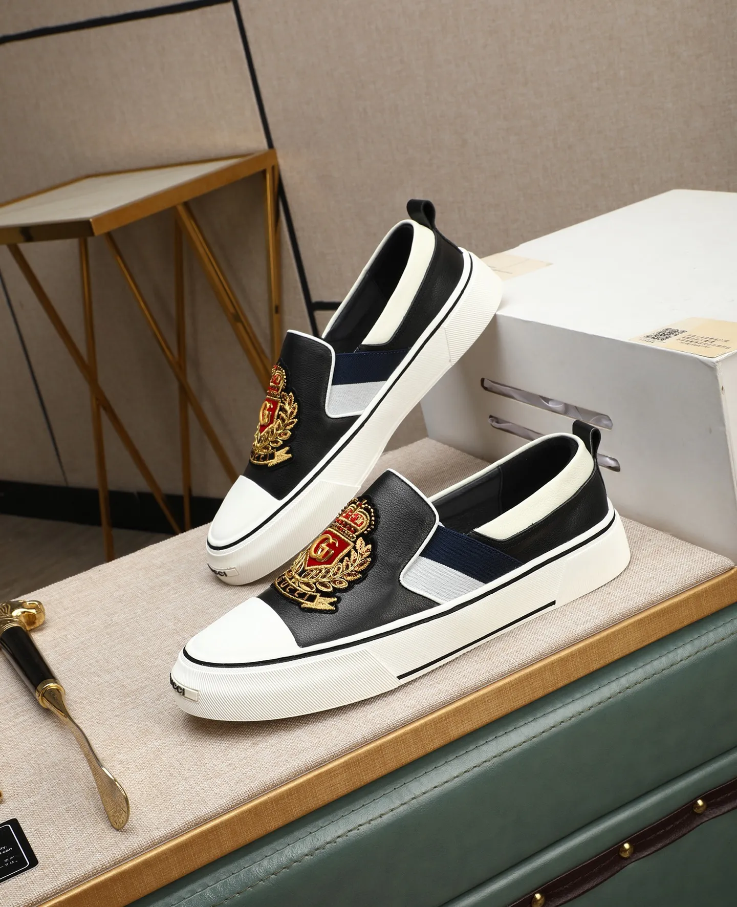 Men's shoes 💰460 GUCCI🔍🔍The latest models are on sale at the same time at the counter. Original calfskin imported from Italy, genuine leather lining, (high-end, extravagant, and classy) with exquisite workmanship. Soles: Original soles specially provided by the original factory. ⚠Exclusive double-layer movable molded soles are super comfortable⚠. Photos of the real thing🎬The real thing is even better🔍🔍"High quality·Follow the order" Code number 38-44